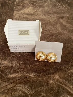 Vintage Avon Gold Initial 'L' Button Earrings - Gold